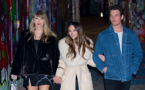 Майлз Теллер рассказывает о приглашении на свадьбу Тейлор Свифт и говорит, что он и его жена Кейли «очень счастливы» за поп-звезду