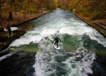 Знаменитая мюнхенская речная волна исчезла после очистки. Серферы надеются, что она скоро вернётся. Знаменитая мюнхенская речная волна исчезла после очистки. Серферы надеются, что она скоро вернётся.