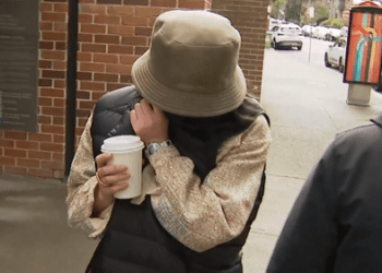 Загадочная женщина подала иск в суд по делу о столкновении Rolls-Royce с водителем Кайла Сэндилендса Загадочная женщина подала иск в суд по делу о столкновении Rolls-Royce с водителем Кайла Сэндилендса