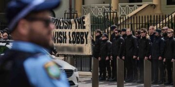 Неонацист, протестовавший у здания парламента Нового Южного Уэльса, будет депортирован