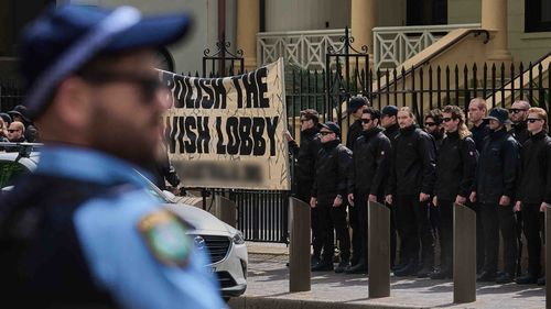 Неонацист, протестовавший у здания парламента Нового Южного Уэльса, будет депортирован Неонацист, протестовавший у здания парламента Нового Южного Уэльса, будет депортирован