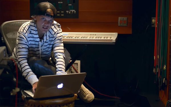 Новый документальный сериал Avicii заглянет в студию во время создания классического альбома: смотрите превью Новый документальный сериал Avicii заглянет в студию во время создания классического альбома: смотрите превью