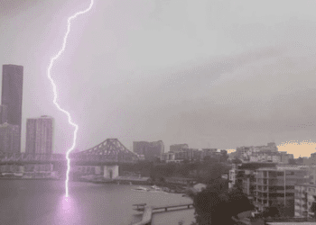 Девять человек пострадали в результате обрушения гигантского града на школьную ярмарку во время сильных штормов