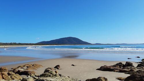На отдаленном пляже, где акула убила женщину и ранила мужчину, «нет спасателя»