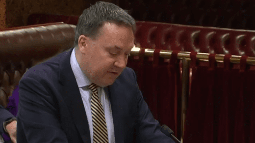 Ной узнал о запрете социальных сетей в социальных сетях. Теперь он борется с правительством в суде.