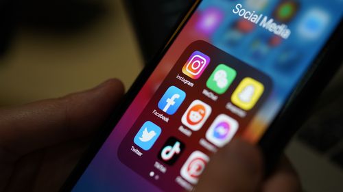 Ной узнал о запрете социальных сетей в социальных сетях. Теперь он борется с правительством в суде.