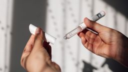 Компания Novo Nordisk продолжает снижать цены на препараты для снижения веса и диабета для тех, кто платит наличными.