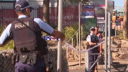 Арестован один человек после того, как 17-летний подросток предположительно был зарезан возле школы в Сиднее