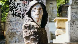 Жители Парижа могут принять участие в лотерее и разделить место на кладбище с Джимом Моррисоном и Оскаром Уайльдом Жители Парижа могут принять участие в лотерее и разделить место на кладбище с Джимом Моррисоном и Оскаром Уайльдом