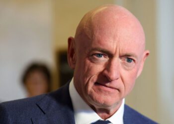 Пентагон заявил, что может отозвать сенатора Марка Келли на военную службу для участия в военном трибунале за видео с «незаконными приказами»