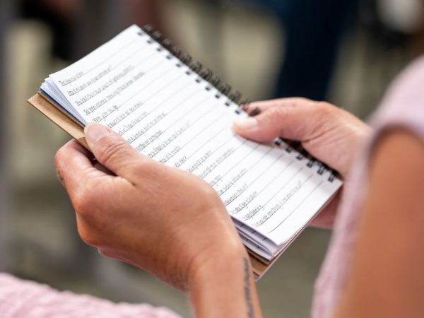 Поэзия даёт возможность старейшинам племен, страдающим деменцией, выразить себя.