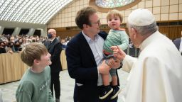 Папа Римский Лев везёт послание мира на Ближний Восток во время своего первого зарубежного визита. Что нужно знать