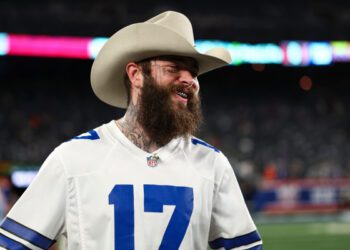 Post Malone отдаёт честь Маршону Ниленду во время выступления Dallas Cowboys в перерыве матча Post Malone отдаёт честь Маршону Ниленду во время выступления Dallas Cowboys в перерыве матча