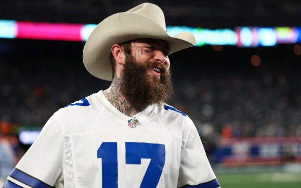 Post Malone отдаёт честь Маршону Ниленду во время выступления Dallas Cowboys в перерыве матча
