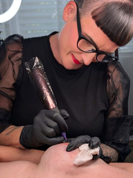 Рэйчел помогает женщинам, пережившим рак груди, но ей не разрешено показывать свою работу.