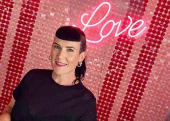 Рэйчел помогает женщинам, пережившим рак груди, но ей не разрешено показывать свою работу. Рэйчел помогает женщинам, пережившим рак груди, но ей не разрешено показывать свою работу.