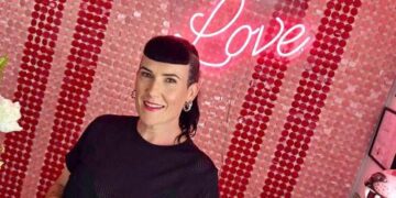 Рэйчел помогает женщинам, пережившим рак груди, но ей не разрешено показывать свою работу.