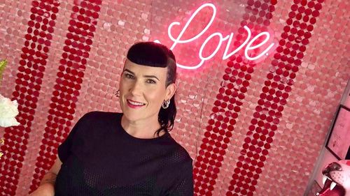 Рэйчел помогает женщинам, пережившим рак груди, но ей не разрешено показывать свою работу. Рэйчел помогает женщинам, пережившим рак груди, но ей не разрешено показывать свою работу.