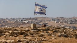 Жестокие избиения и гибнущие деревья: как насилие со стороны поселенцев на Западном берегу влияет на сбор оливок палестинцами