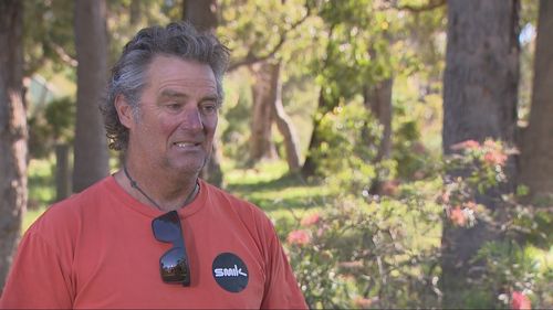 Страшный момент: большая белая акула напала на любителя покататься на фойлборде в популярном месте для серфинга