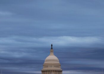 Сенат проголосовал за прекращение работы правительства и передал законопроект о финансировании в Палату представителей.