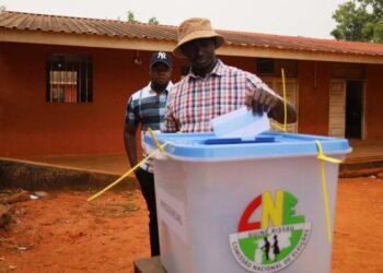 Солдаты в Гвинее-Бисау выступили на государственном телевидении и заявили, что захватили власть.