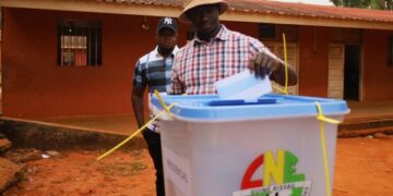 Солдаты в Гвинее-Бисау выступили на государственном телевидении и заявили, что захватили власть.