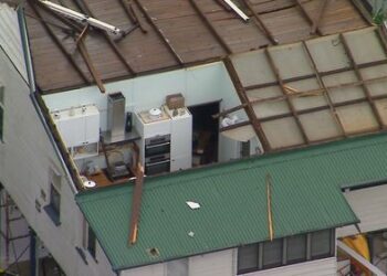 Штормы срывают крыши, выпадают огромные градины и оставляют 100 000 человек без электричества.