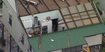 Штормы срывают крыши, выпадают огромные градины и оставляют 100 000 человек без электричества.