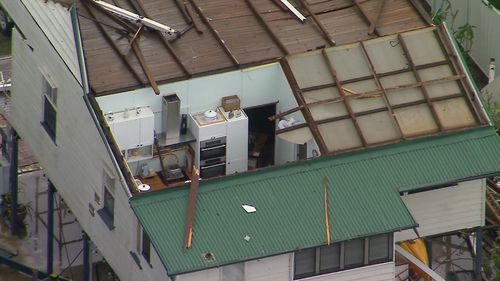 Штормы срывают крыши, выпадают огромные градины и оставляют 100 000 человек без электричества. Штормы срывают крыши, выпадают огромные градины и оставляют 100 000 человек без электричества.