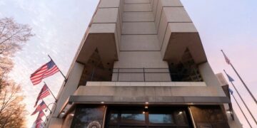 Супертайфун Фунг-вонг обрушился на Филиппины, убив 2 человек и лишив крова 1 миллион человек.