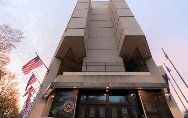 Супертайфун Фунг-вонг обрушился на Филиппины, убив 2 человек и лишив крова 1 миллион человек.