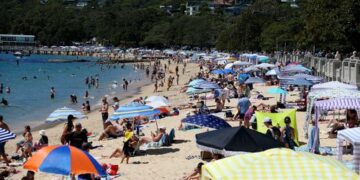 Жара мешает спать по ночам? Пиво, холодный душ и сон голышом могут не помочь.