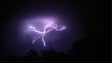 Жара мешает спать по ночам? Пиво, холодный душ и сон голышом могут не помочь.