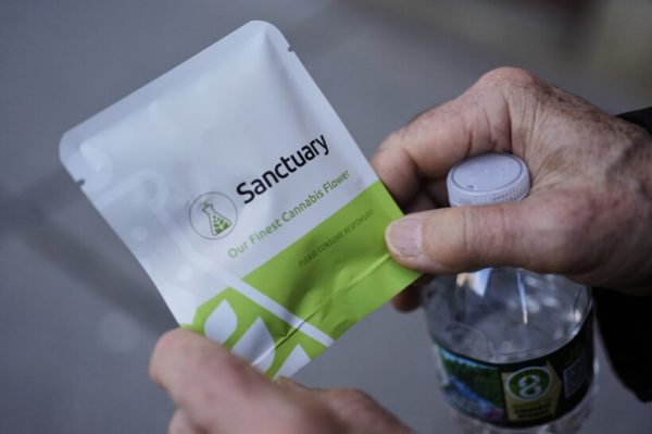 Они полагались на марихуану, чтобы прожить день. Но потом дни без неё казались невозможными.