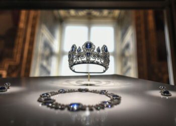 Месяц назад в Лувр проникли воры. Вот как полиция поймала подозреваемых.