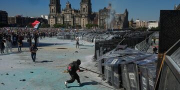 Тысячи людей протестуют против преступности и коррупции в Мехико: протесты «поколения Z» набирают обороты