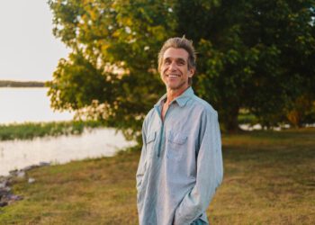 Тодд Снайдер, исполнитель и автор песен в стиле альтернативного кантри, умер в возрасте 59 лет Тодд Снайдер, исполнитель и автор песен в стиле альтернативного кантри, умер в возрасте 59 лет