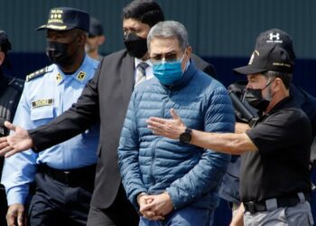 Лидер Тринидада отступает от своих слов и заявляет, что морские пехотинцы США находятся в стране и работают над радаром в аэропорту.