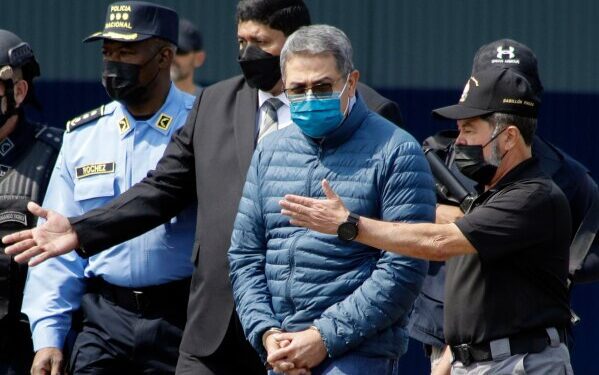 Лидер Тринидада отступает от своих слов и заявляет, что морские пехотинцы США находятся в стране и работают над радаром в аэропорту. Лидер Тринидада отступает от своих слов и заявляет, что морские пехотинцы США находятся в стране и работают над радаром в аэропорту.