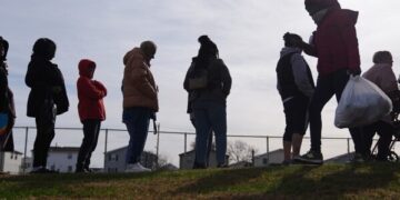 Администрация Трампа требует от штатов «отменить» полные выплаты по программе SNAP, поскольку штаты предупреждают о «катастрофических последствиях»