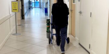 План администрации Трампа ограничить доступ к некоторым студенческим кредитам вызывает гнев медсестер и медицинских организаций.