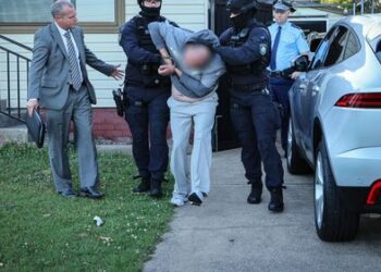 Двое обвиняются в убийстве сиднейского водопроводчика по ошибке Двое обвиняются в убийстве сиднейского водопроводчика по ошибке