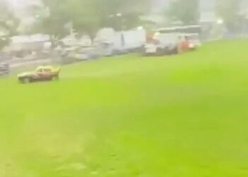 Двое мужчин боролись за жизнь после того, как автомобиль врезался в толпу во время гонок на выживание Двое мужчин боролись за жизнь после того, как автомобиль врезался в толпу во время гонок на выживание