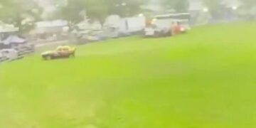 Двое мужчин боролись за жизнь после того, как автомобиль врезался в толпу во время гонок на выживание