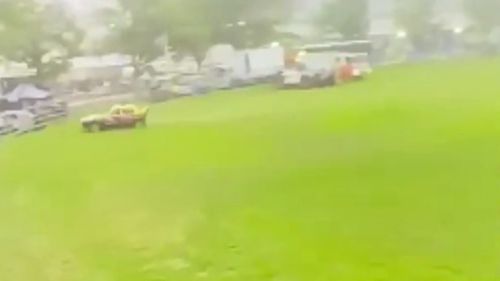 Двое мужчин боролись за жизнь после того, как автомобиль врезался в толпу во время гонок на выживание Двое мужчин боролись за жизнь после того, как автомобиль врезался в толпу во время гонок на выживание