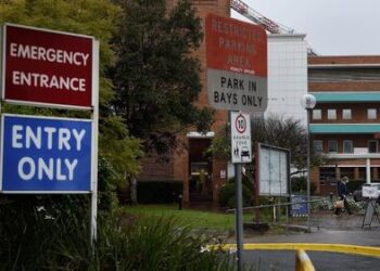 Двое сотрудников находятся в критическом состоянии после того, как их сбила машина во время перерыва возле больницы в Сиднее.