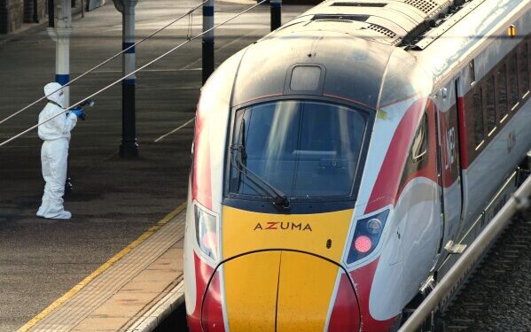 Полиция Великобритании предъявила мужчине обвинение в покушении на убийство после нападения с ножом в поезде, в результате которого пострадали 11 человек