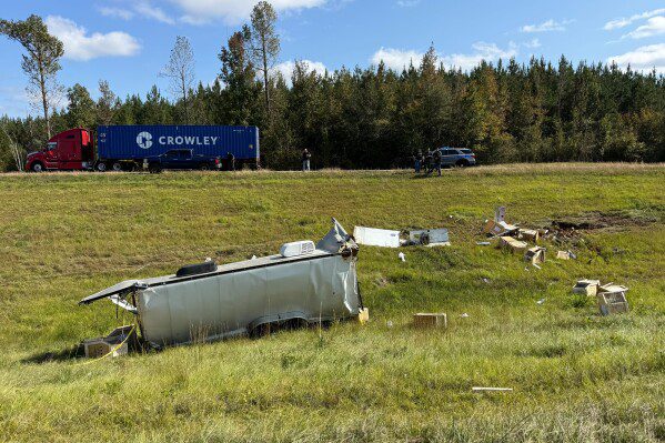 Полиция Великобритании освободила одного из двух мужчин, арестованных за нападение с ножом в поезде, и похвалила «героического» железнодорожника