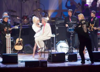 Посмотрите, как Долли Партон поёт для Портера Вагонера в Grand Ole Opry из «Opry 100: Лучшие песни страны»: эксклюзив Посмотрите, как Долли Партон поёт для Портера Вагонера в Grand Ole Opry из «Opry 100: Лучшие песни страны»: эксклюзив